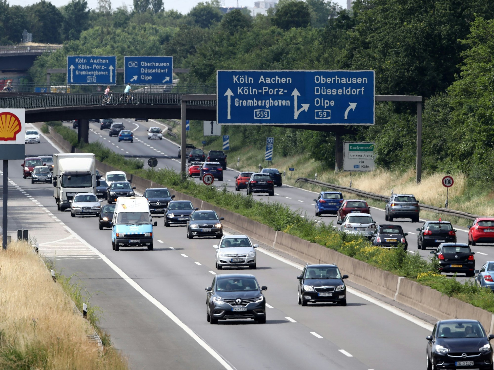 Fahrzeuge fahren über eine Autobahn.