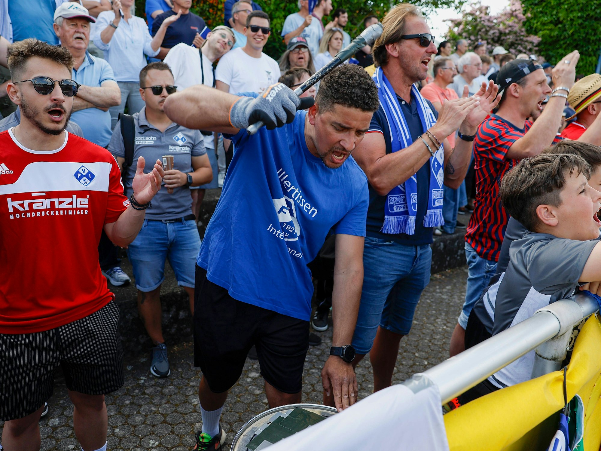 Stefan Dömsödi schlägt beim Totopokal-Finale des FV Illertissen gegen den FC Ingolstadt auf seine Trommel.