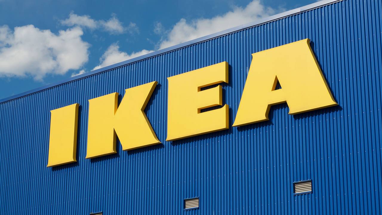 Das Ikea-Logo am Gebäude des Einrichtungshauses in Lugano, Grancia, Schweiz.