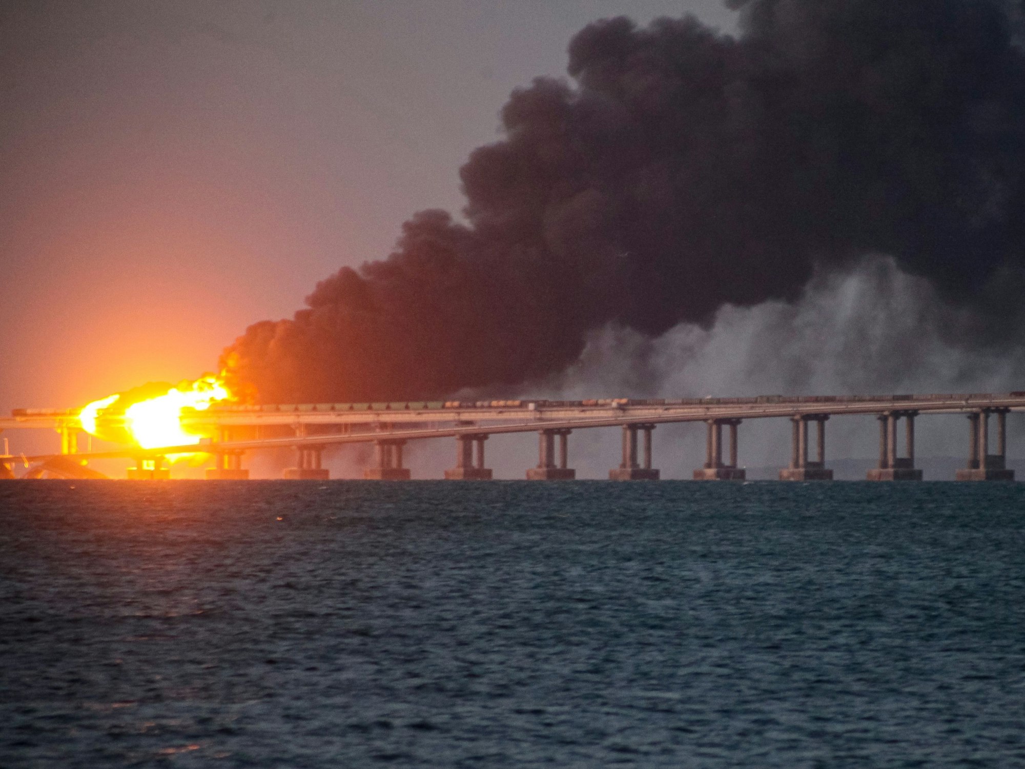 Flammen und Rauch steigen im Oktober 2022 nach einer Explosion von der Krim-Brücke auf, die das russische Festland und die Halbinsel Krim über die Straße von Kertsch verbindet. Mehr als sieben Monate nach der Explosion auf der Krim-Brücke hat der ukrainische Geheimdienstchef Maljuk die Beteiligung Kiews daran erstmals offiziell bestätigt.