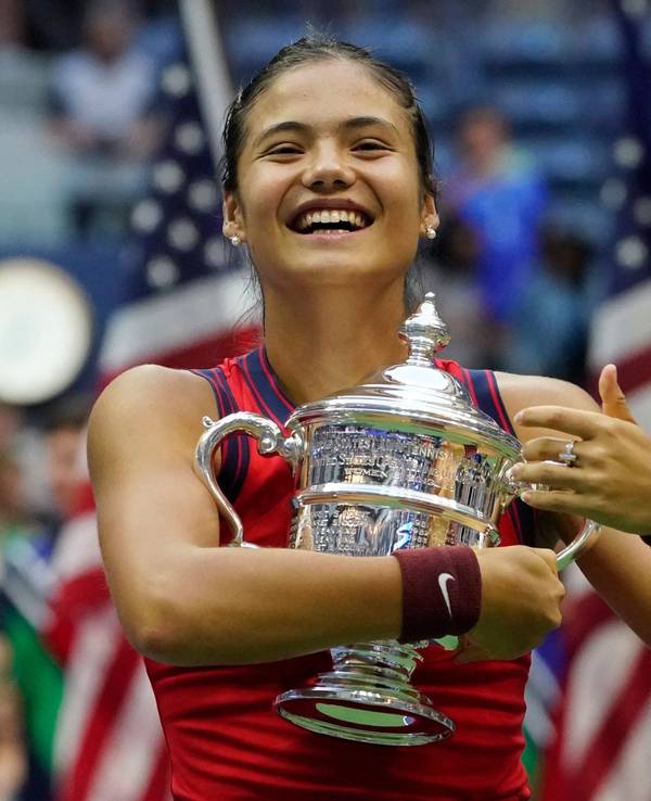 Emma Raducanu hält bei den US Open die Trophäe in den Armen.