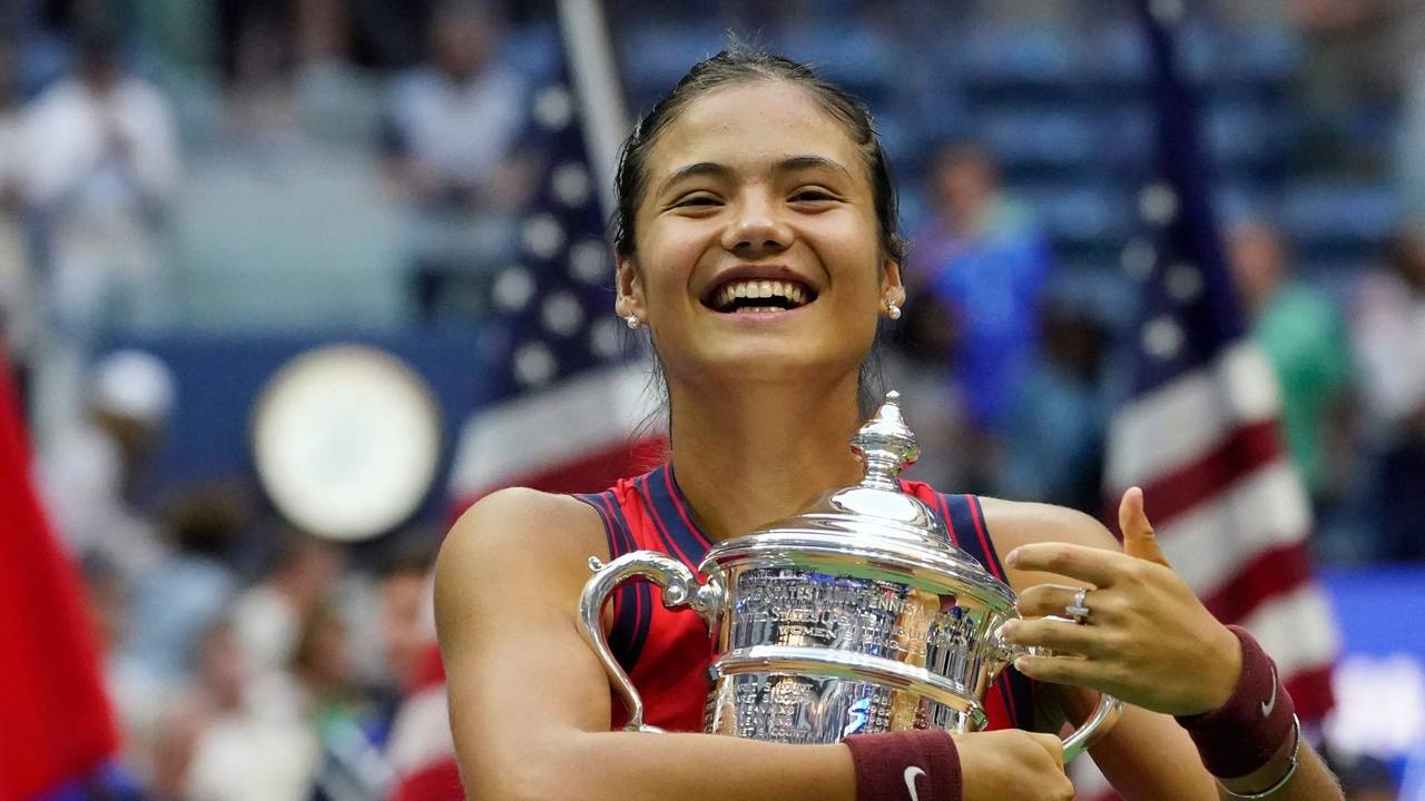 Emma Raducanu hält bei den US Open die Trophäe in den Armen.