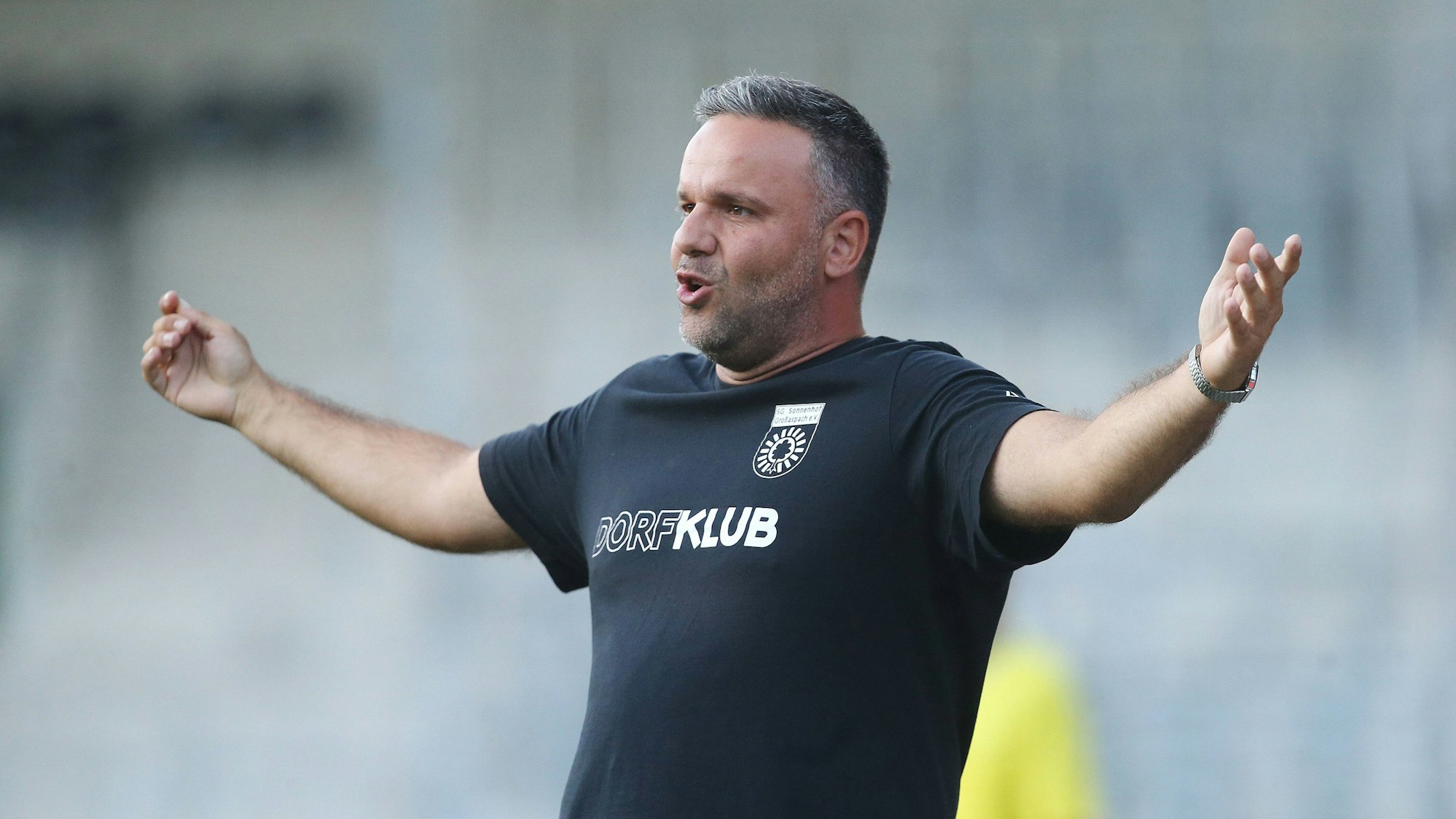 Evangelos Sbonias gestikuliert an der Seitenlinie.