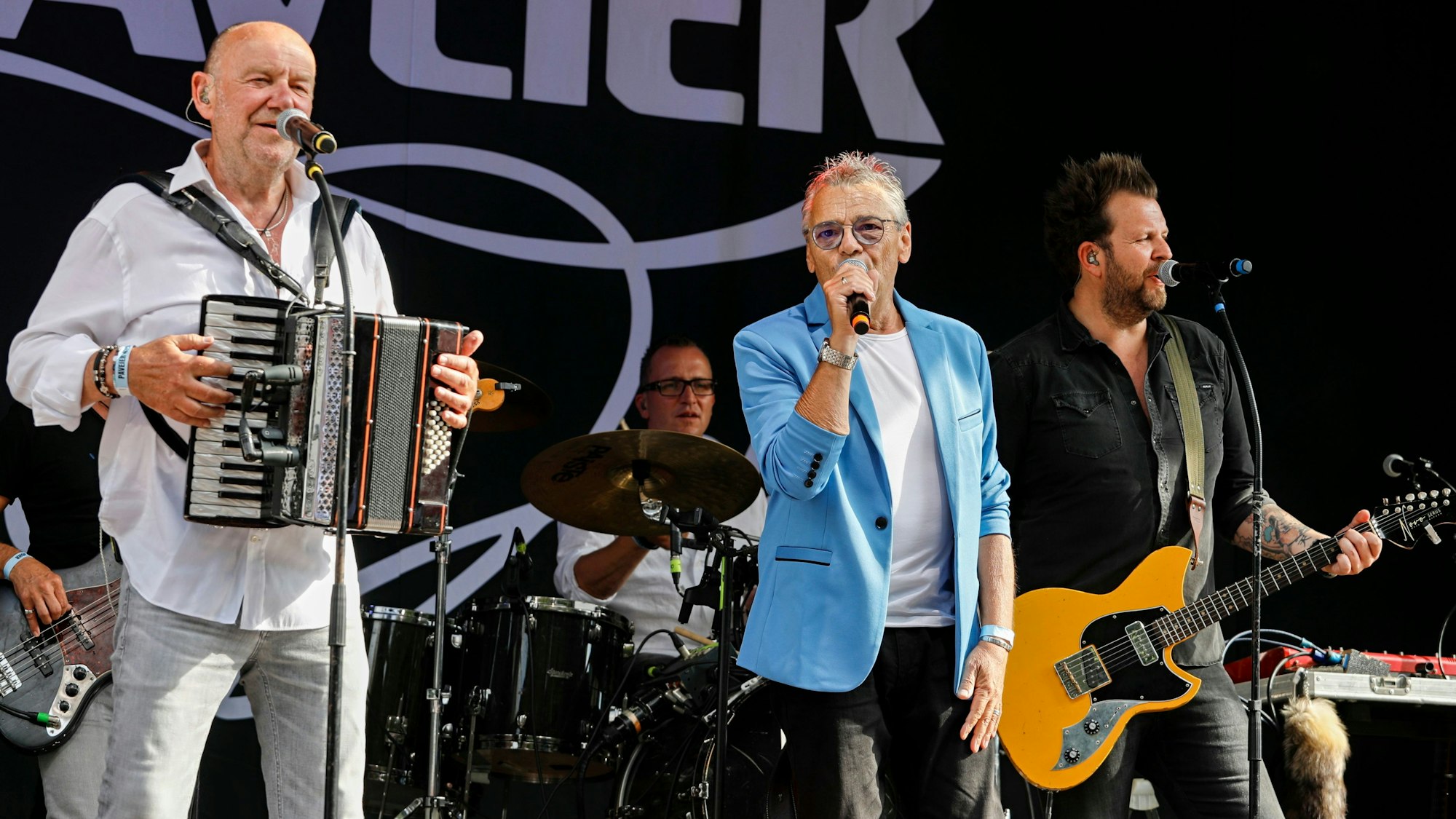 Micky Brühl singt mit den Paveiern.