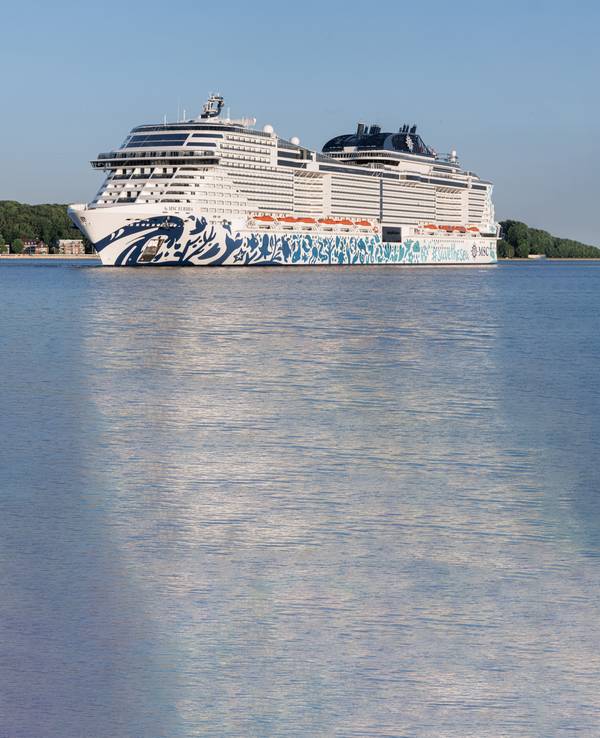 Das LNG betriebene Kreuzfahrtschiff „MSC Euribia“ läuft zum ersten Mal im Kieler Hafen ein.