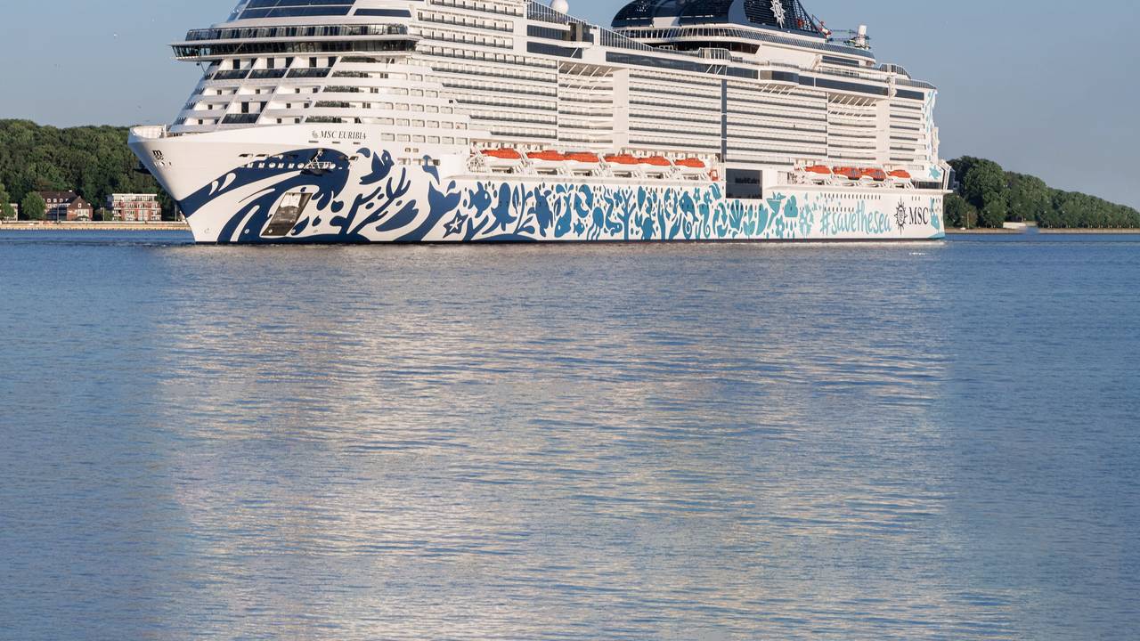 Das LNG betriebene Kreuzfahrtschiff „MSC Euribia“ läuft zum ersten Mal im Kieler Hafen ein.