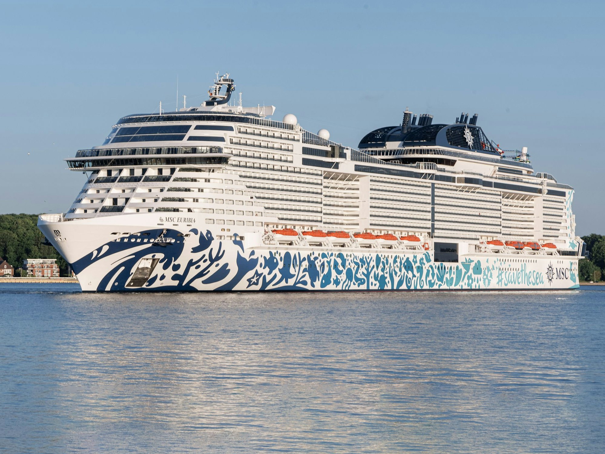 Das LNG betriebene Kreuzfahrtschiff „MSC Euribia“ läuft zum ersten Mal im Kieler Hafen ein.