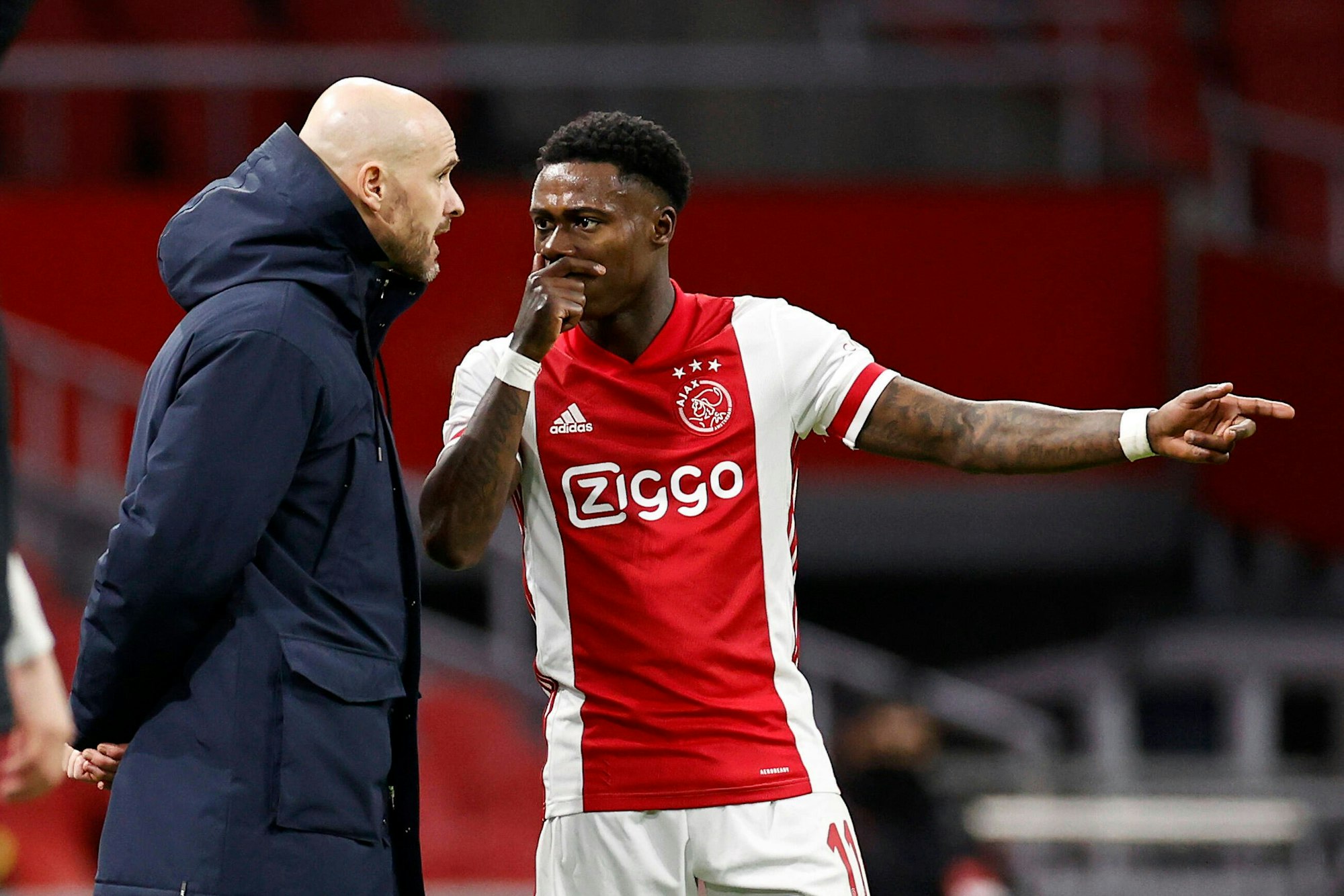 Quincy Promes spricht mit seinem Trainer Erik ten Hag.