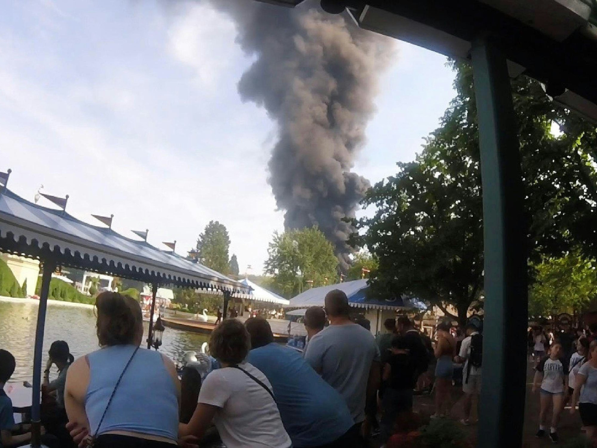 Das genaue Ausmaß des Großbrands im Europa-Park Rust sei noch nicht klar, sagte eine Polizeisprecherin am Montagabend (19. Juni 2023).
