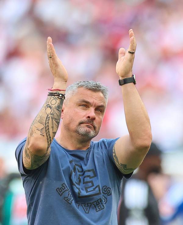 Schalkes Trainer Thomas Reis bedankt sich nach dem Spiel mit Tränen in den Augen bei den Fans.