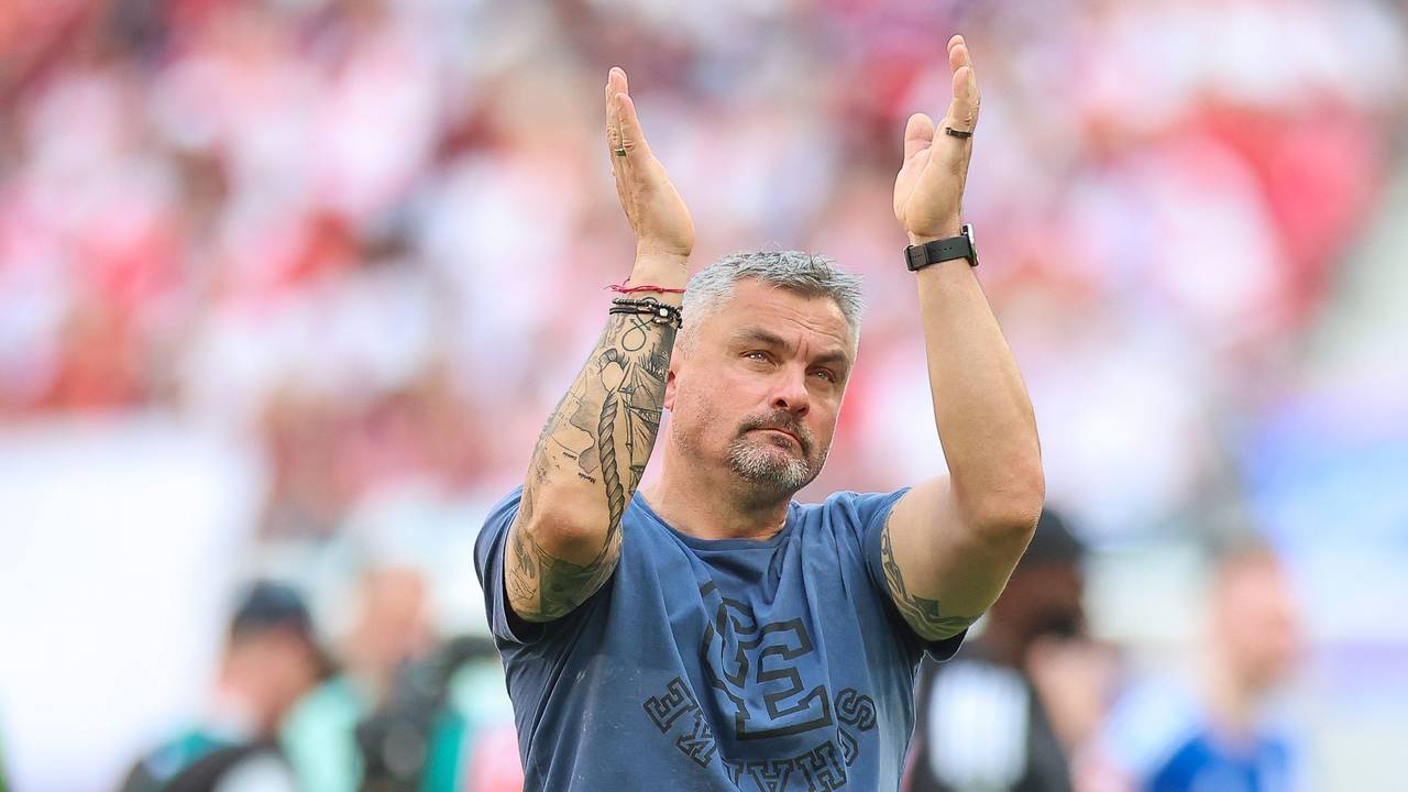 Schalkes Trainer Thomas Reis bedankt sich nach dem Spiel mit Tränen in den Augen bei den Fans.