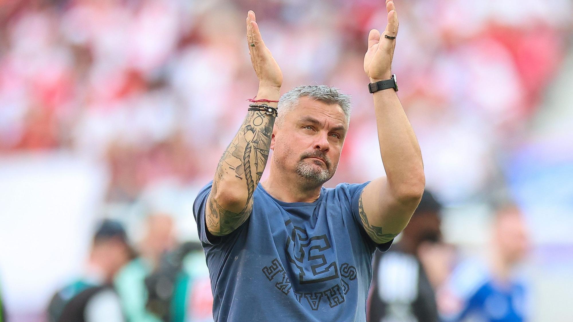 Schalkes Trainer Thomas Reis bedankt sich nach dem Spiel mit Tränen in den Augen bei den Fans.