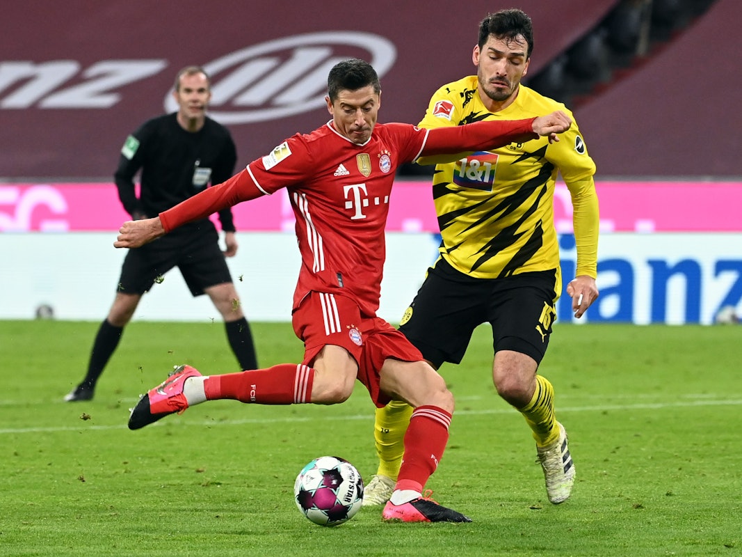 Bayerns Robert Lewandowski (links) im Zweikampf mit Dortmunds Mats Hummels