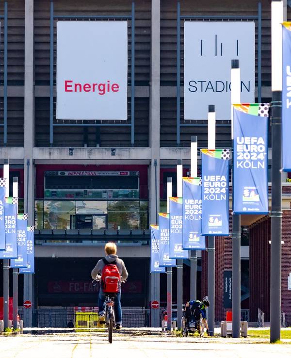 Der Vorplatz am Rhein Energie Stadion in Köln Müngersdorf, Heimstadion des 1. FC Köln, bestückt mit Banner der Stadt Köln zur UEFA Europameisterschaft als Austragungsstätte.