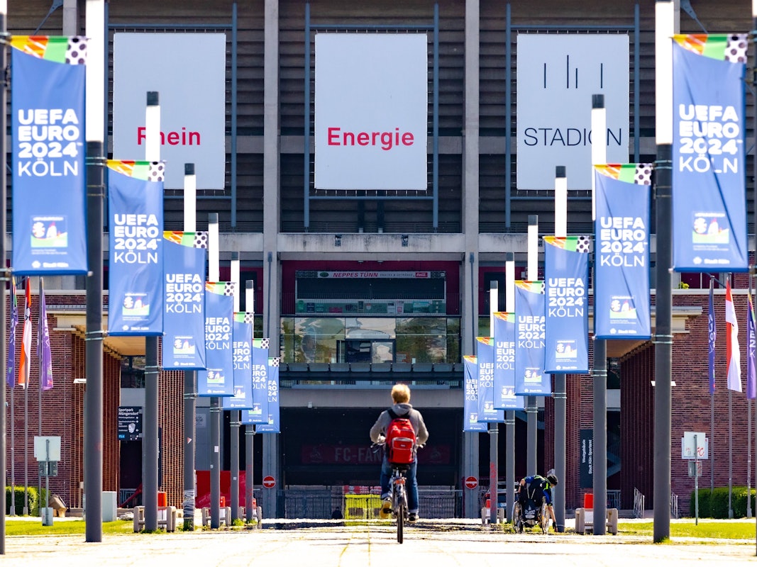 Der Vorplatz am Rhein Energie Stadion in Köln Müngersdorf, Heimstadion des 1. FC Köln, bestückt mit Banner der Stadt Köln zur UEFA Europameisterschaft als Austragungsstätte.