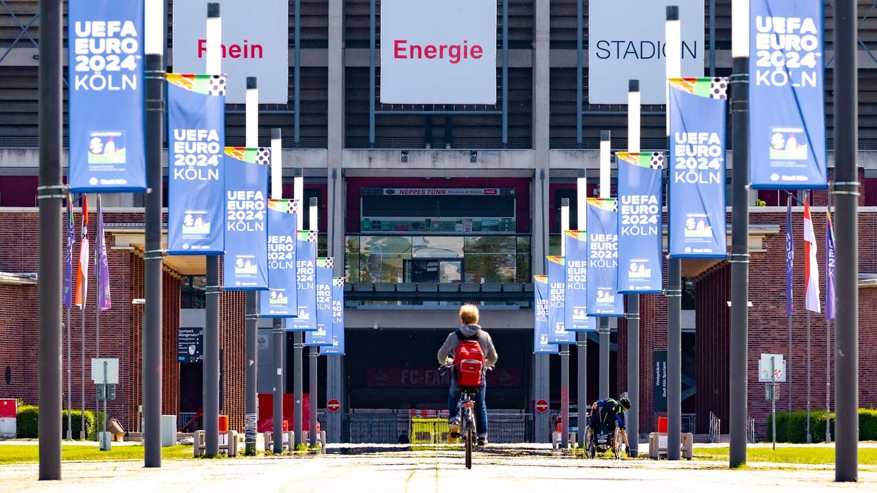 Der Vorplatz am Rhein Energie Stadion in Köln Müngersdorf, Heimstadion des 1. FC Köln, bestückt mit Banner der Stadt Köln zur UEFA Europameisterschaft als Austragungsstätte.