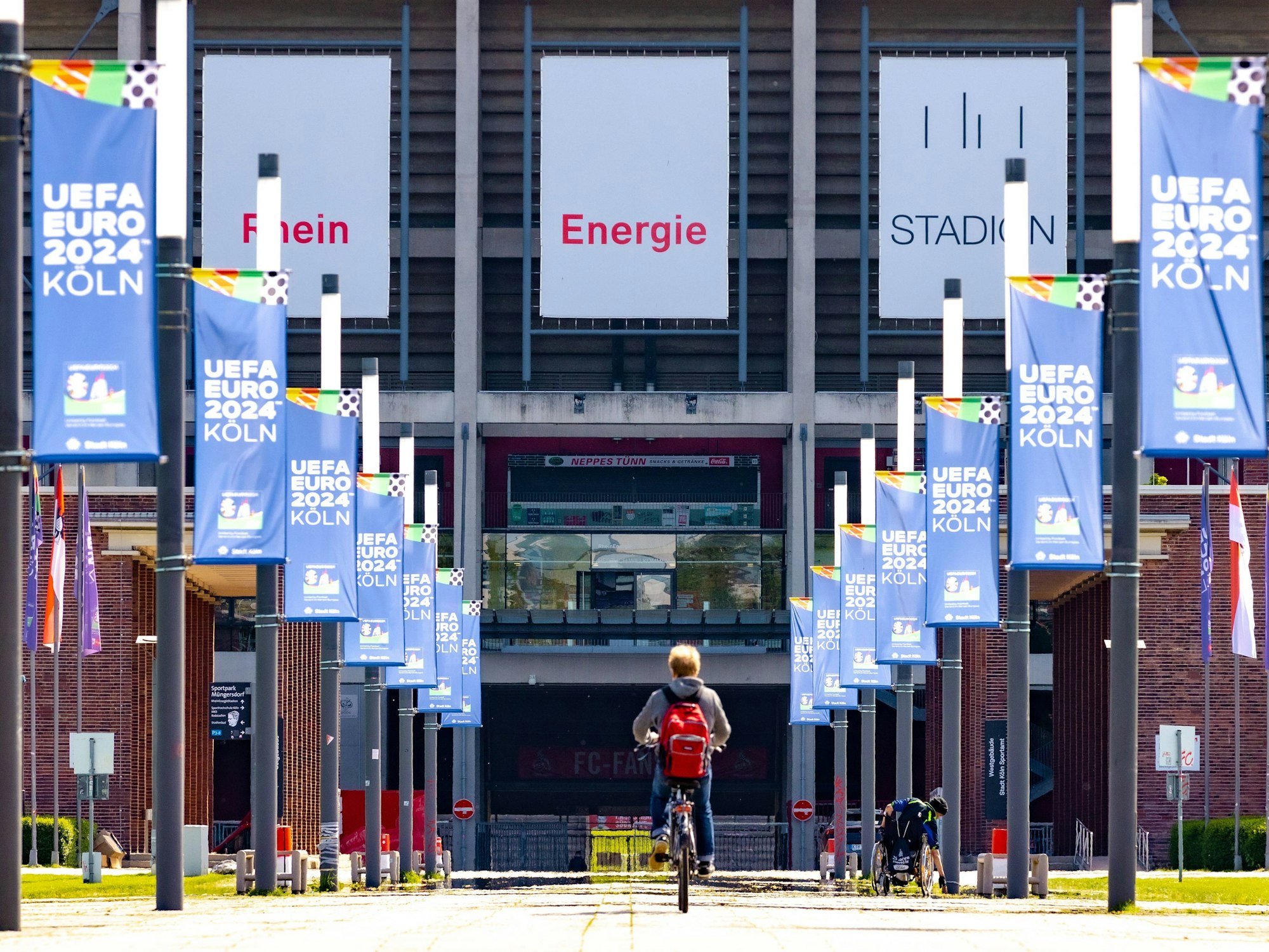 Der Vorplatz am Rhein Energie Stadion in Köln Müngersdorf, Heimstadion des 1. FC Köln, bestückt mit Banner der Stadt Köln zur UEFA Europameisterschaft als Austragungsstätte.
