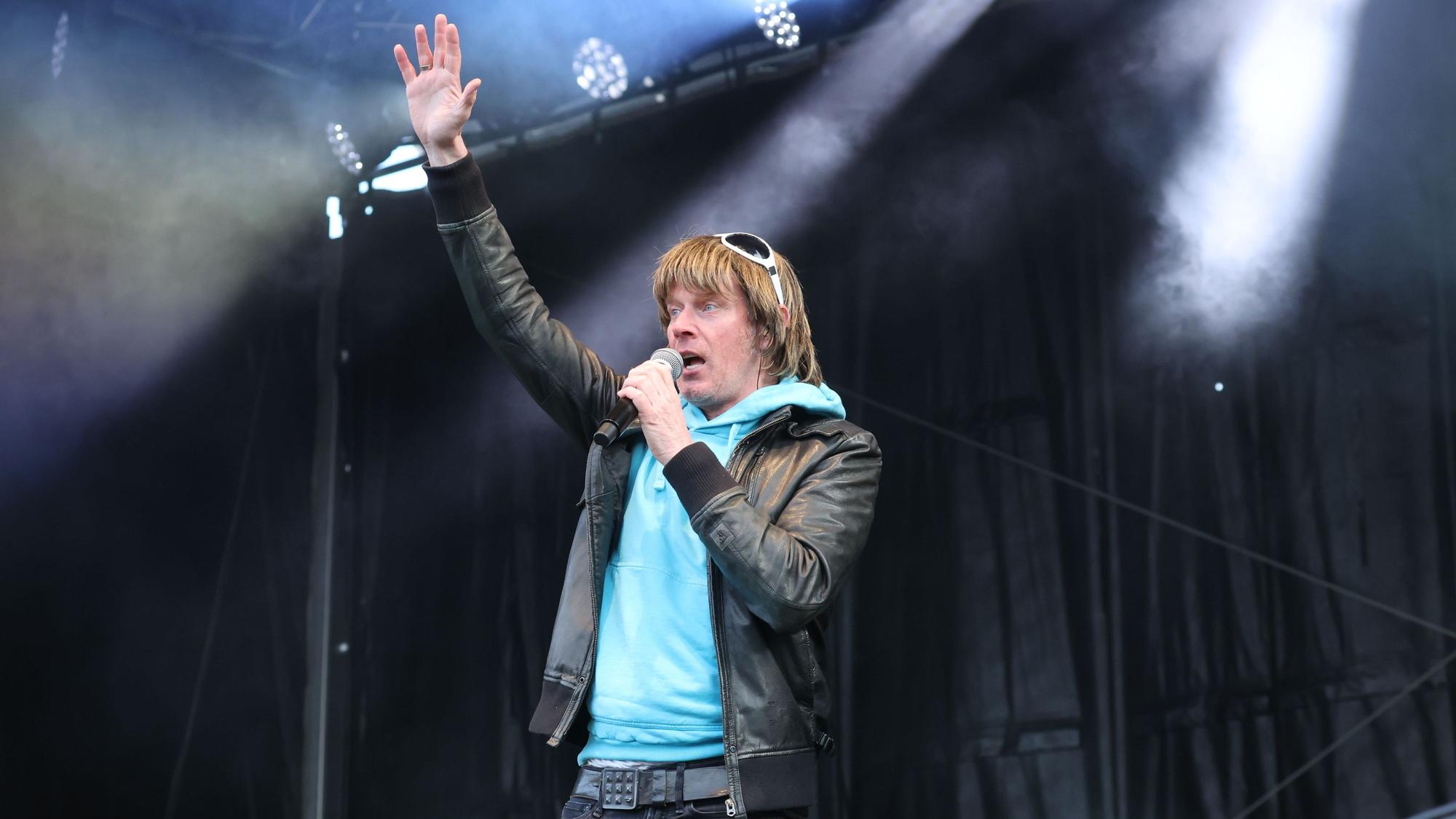 Schlagersänger Mickie Krause singt beim närrischen Altstadtfest auf dem Domplatz in Erfurt.
