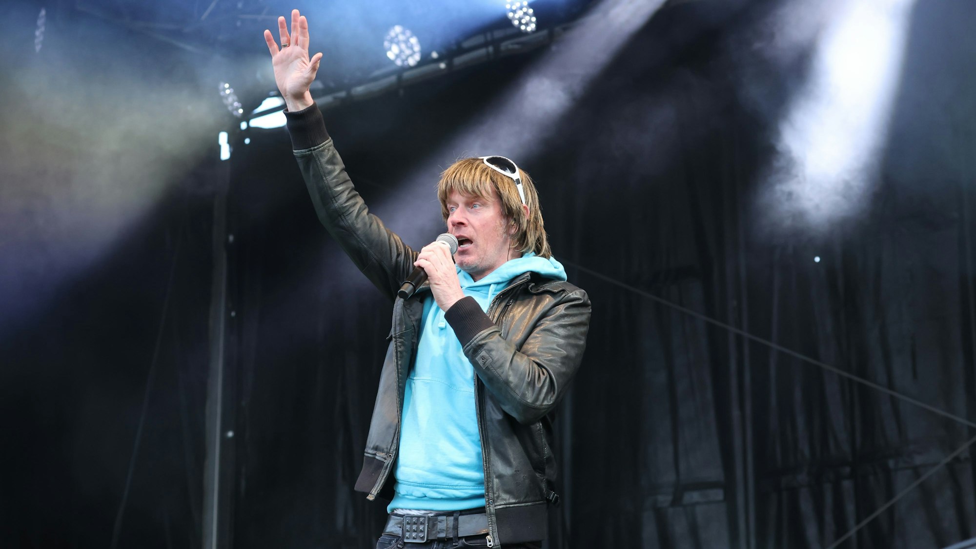 Schlagersänger Mickie Krause singt beim närrischen Altstadtfest auf dem Domplatz in Erfurt.