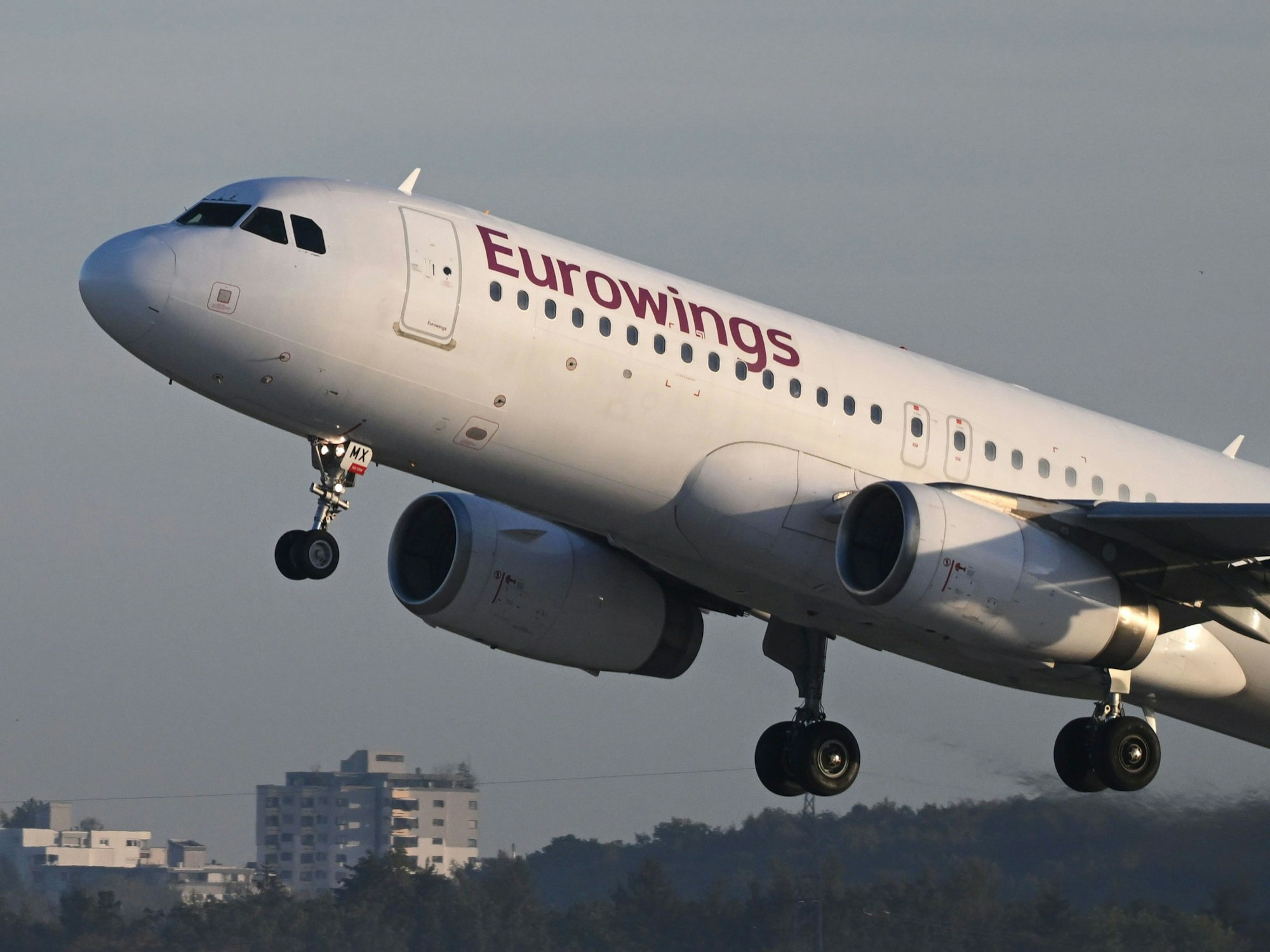 Ein Maschine der Fluggesellschaft Eurowings startet am Flughafen Stuttgart.