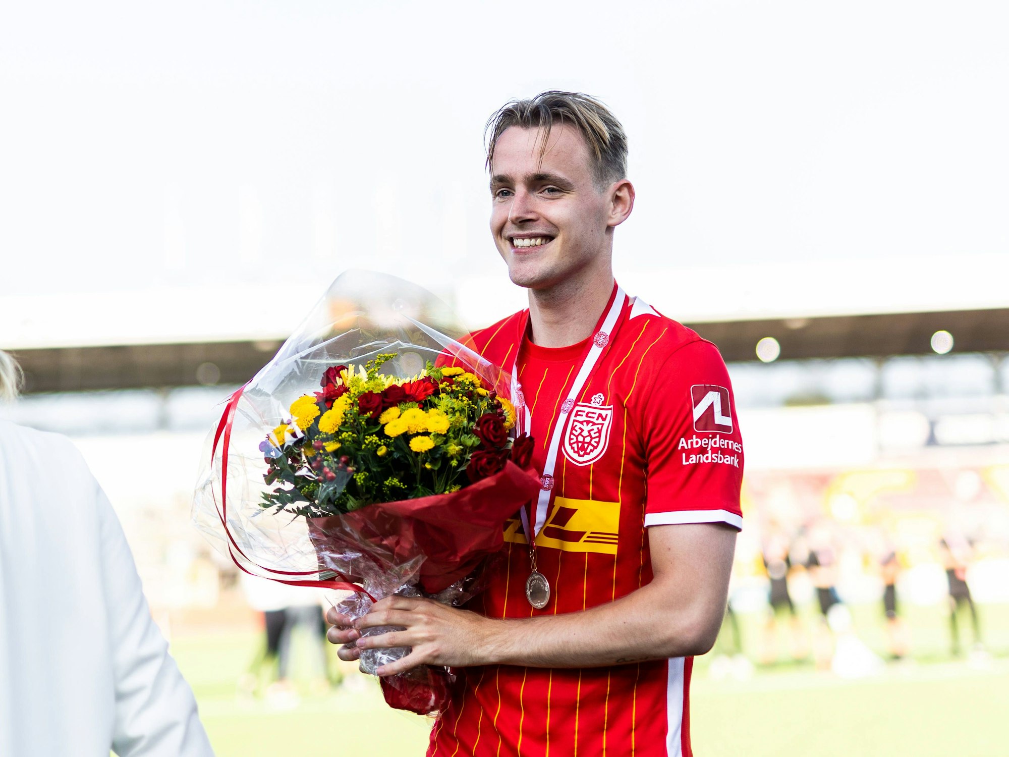 Jacob Christensen mit Blumenstrauß in der Hand.