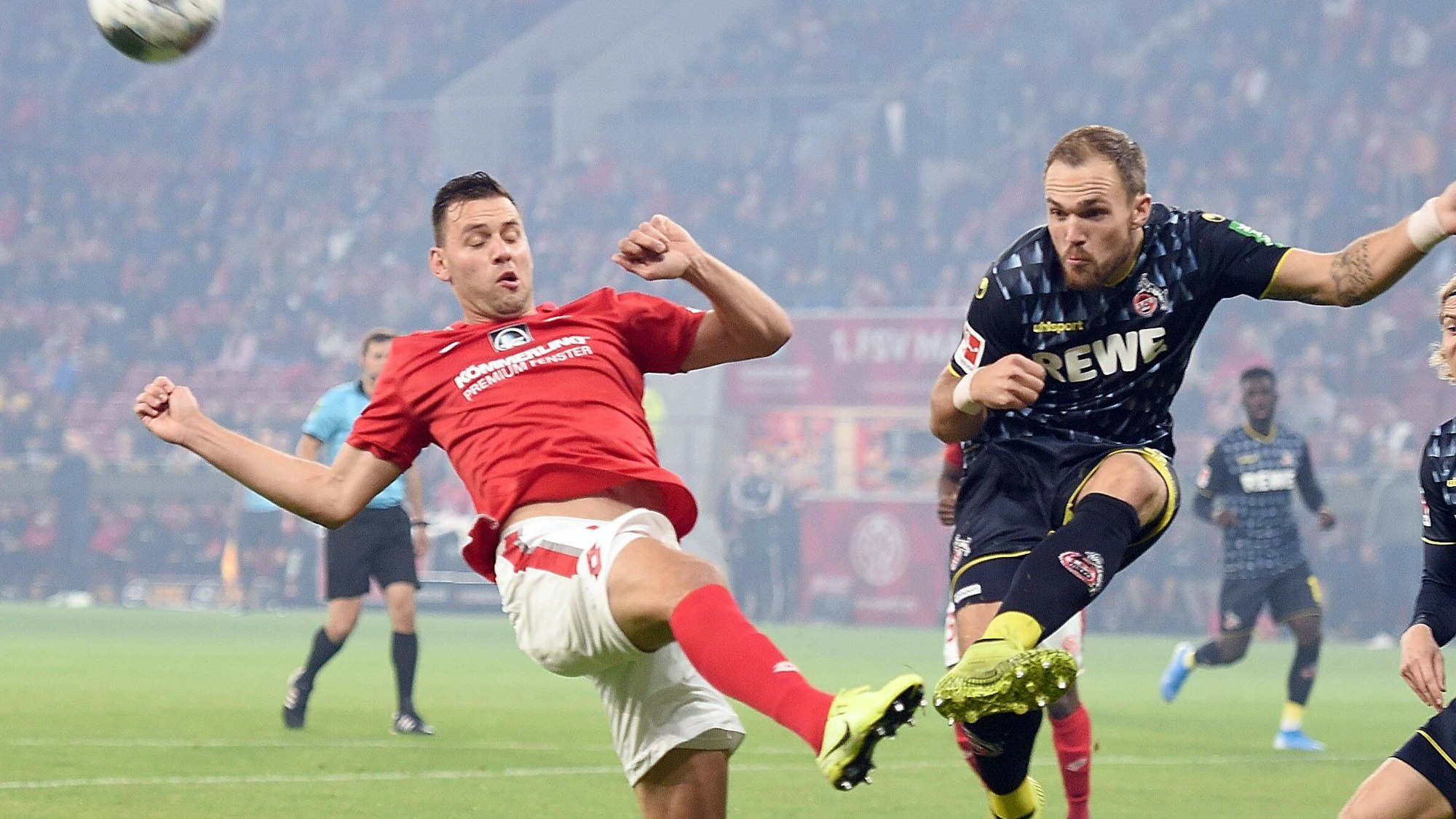 Adam Szalai mit Rafael Czichos im Zweikampf.