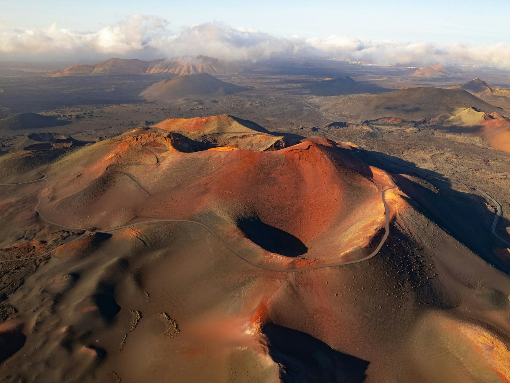 Rötlich schimmernde Vulkane und Krater.