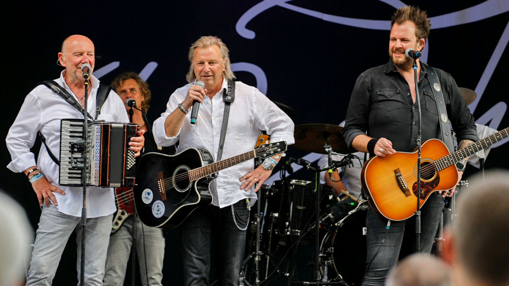 Die Paveier singen auf der Bühne.
