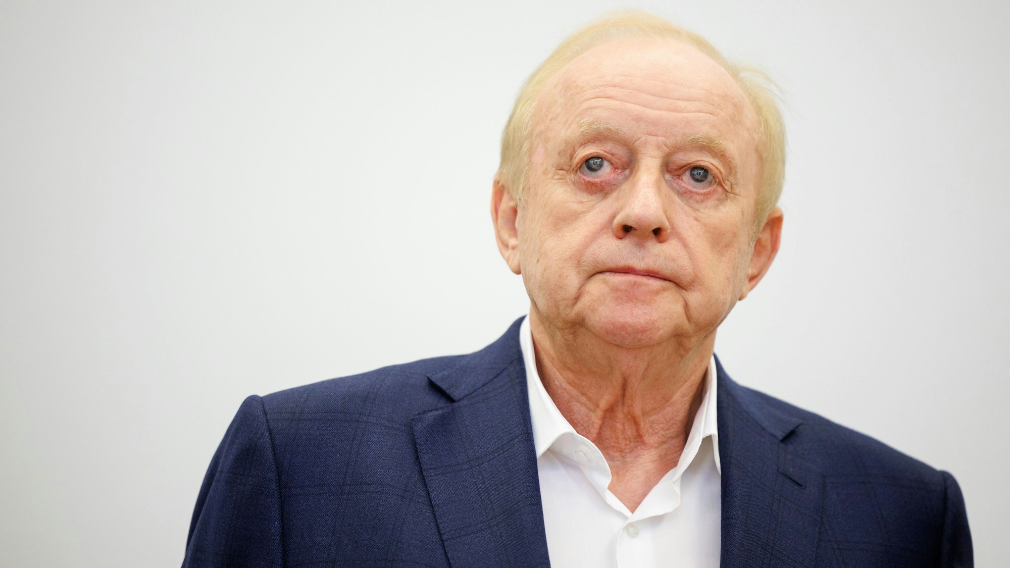 Alfons Schuhbeck, Koch und Unternehmer, steht vor Prozessbeginn als Angeklagter im Gerichtssaal im Landgericht München I.