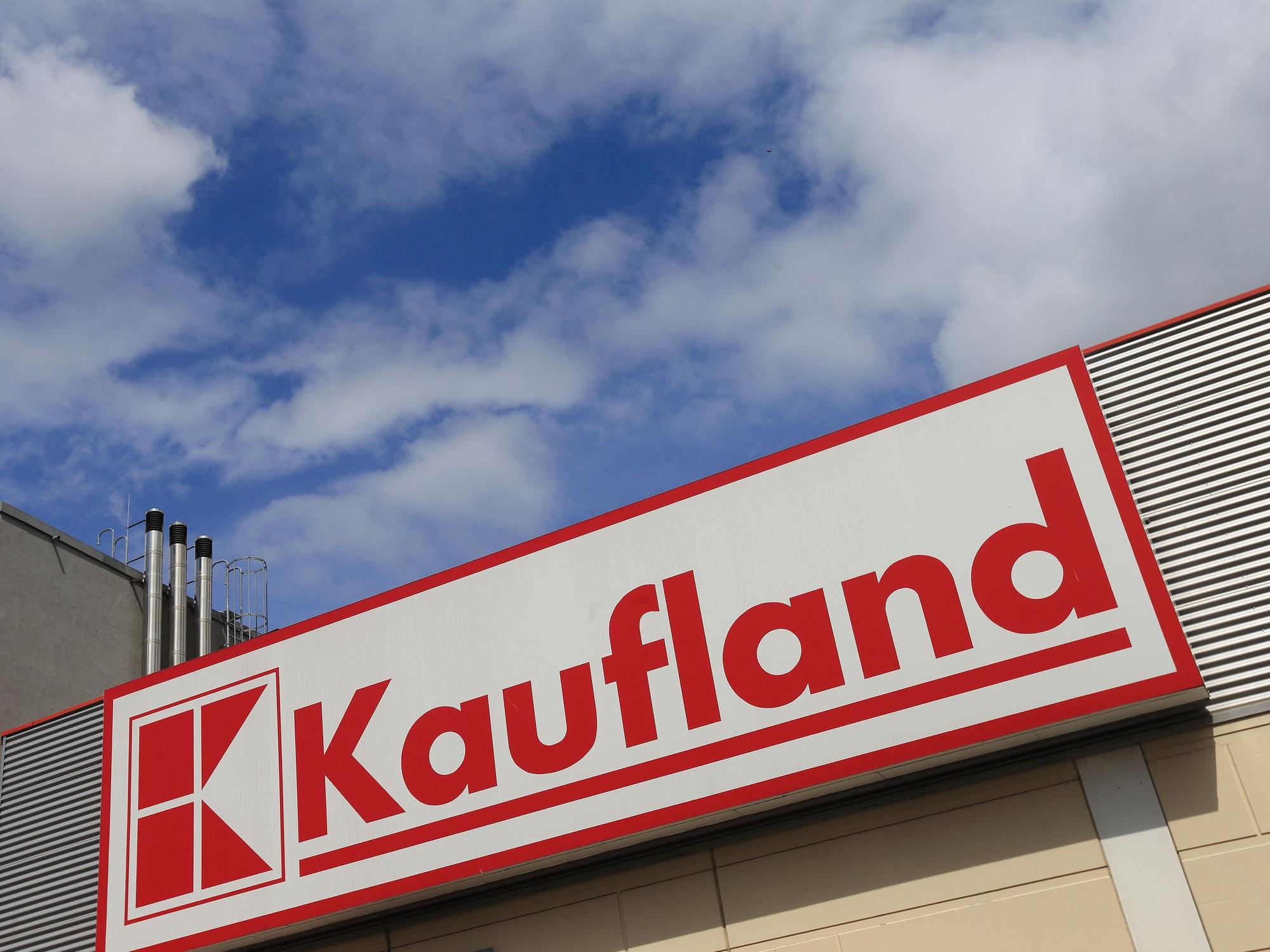 Das Logo von Kaufland an einer Filiale der Supermarktkette, hier im Juli 2015.