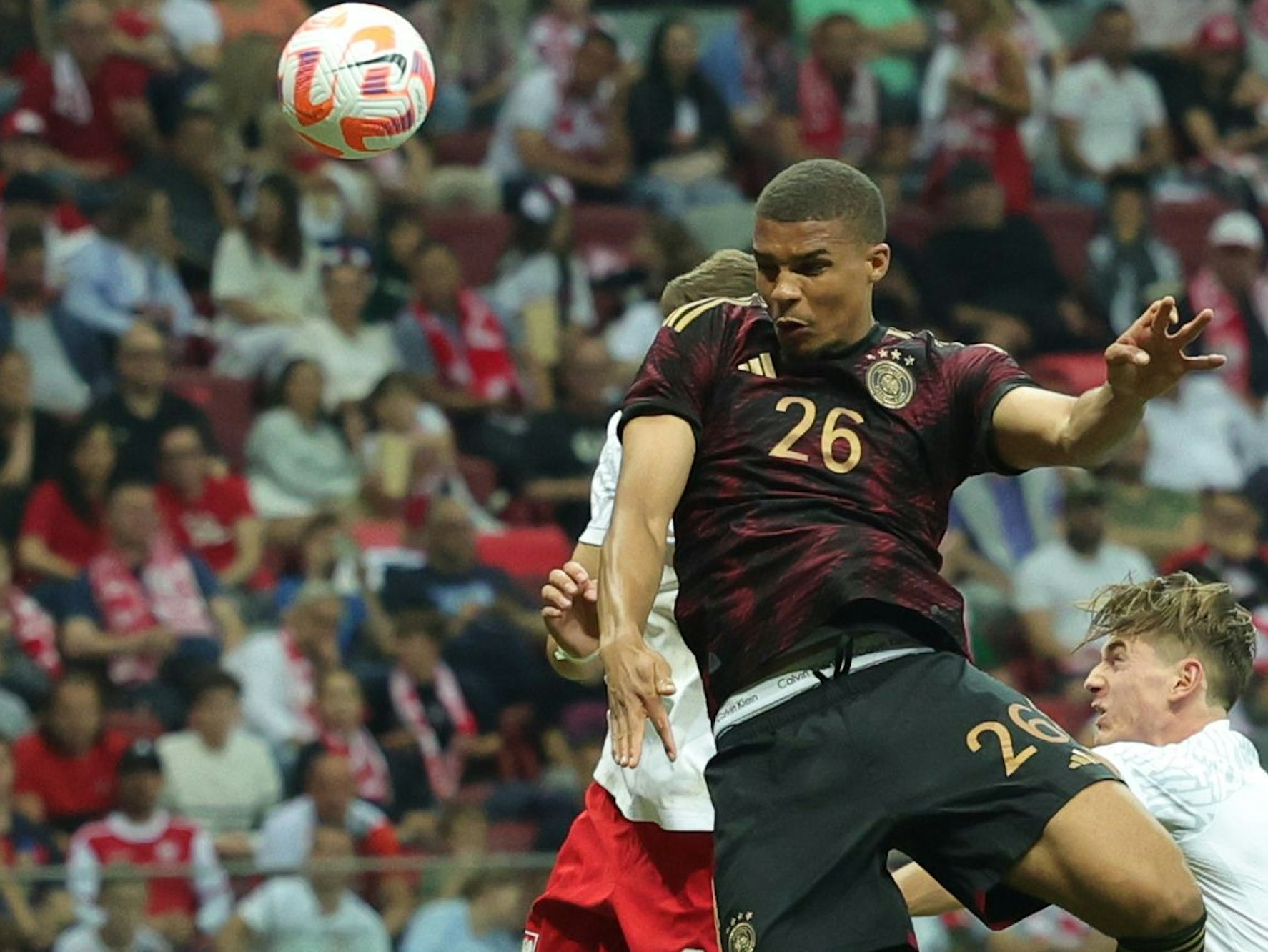 Malick Thiaw im Kopfballduell mit Polens Jan Bednarek.