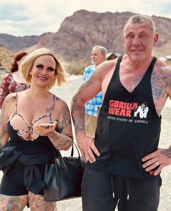 Caro und Andreas Robens posieren für ein Foto.