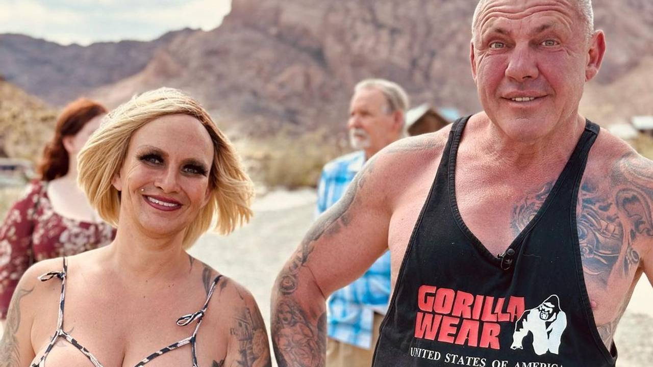 Caro und Andreas Robens posieren für ein Foto.