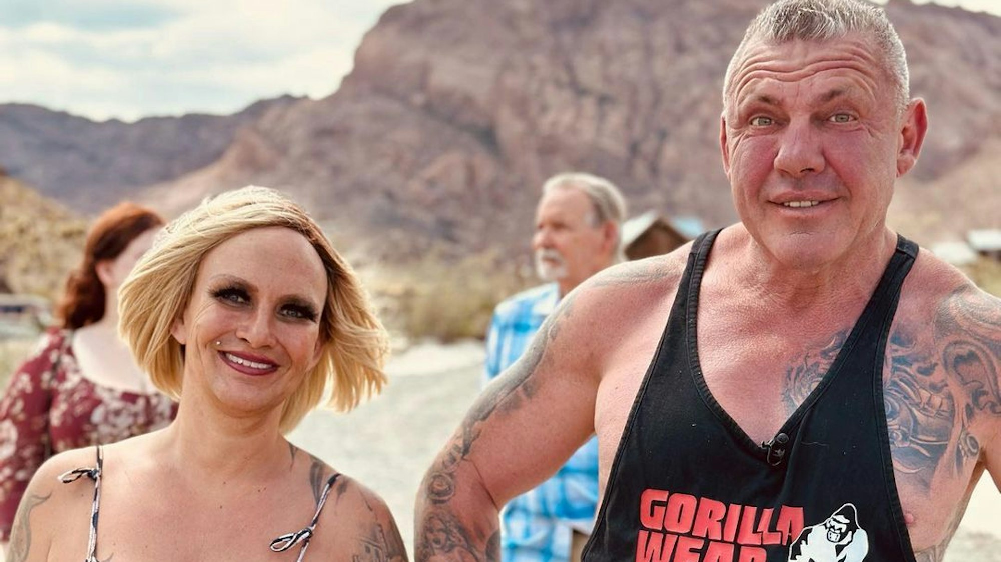 Caro und Andreas Robens posieren für ein Foto.