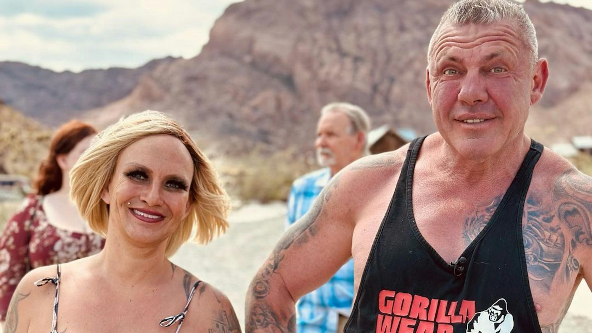 Caro und Andreas Robens posieren für ein Foto.