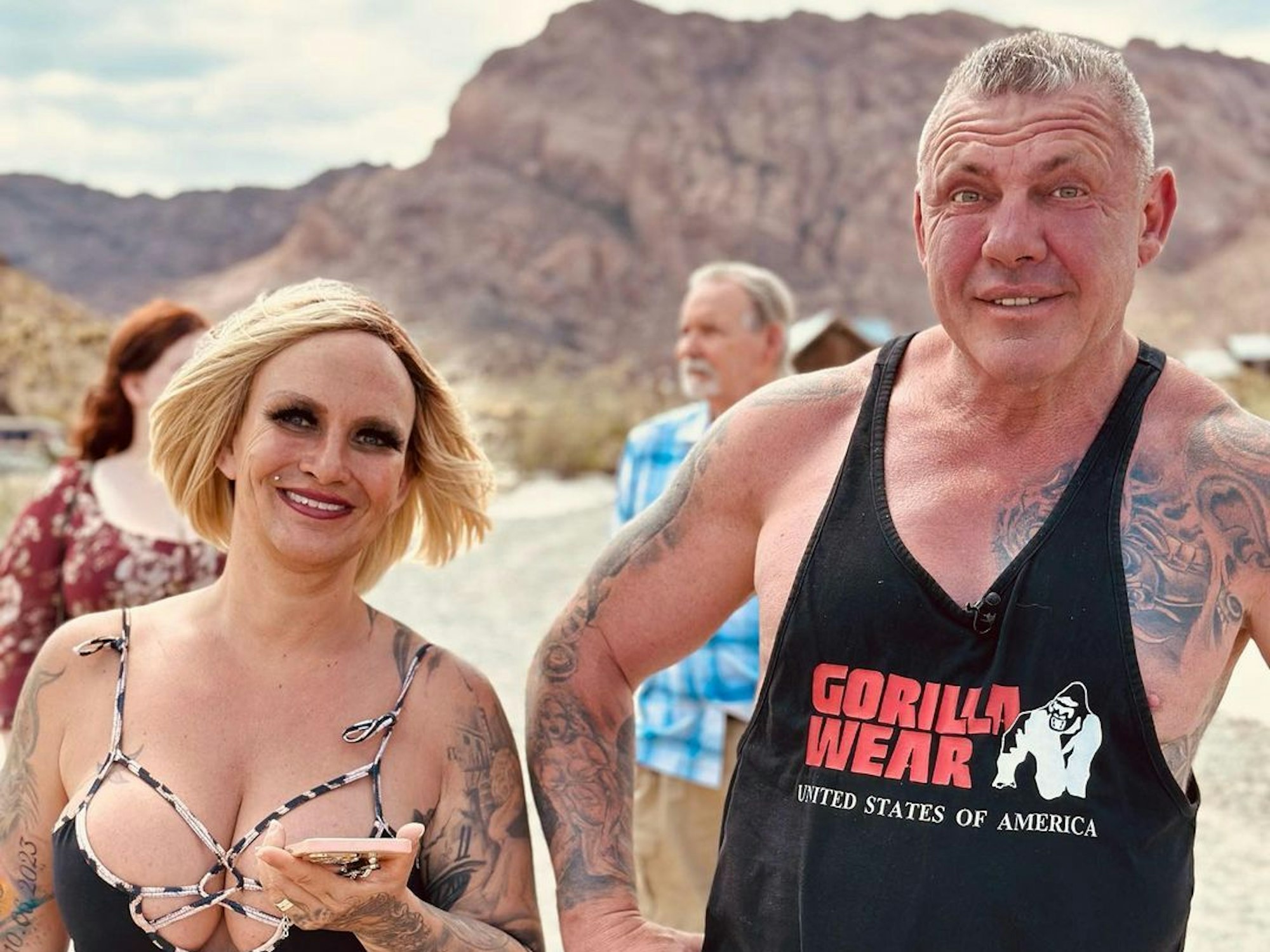 Caro und Andreas Robens schauen in die Kamera.