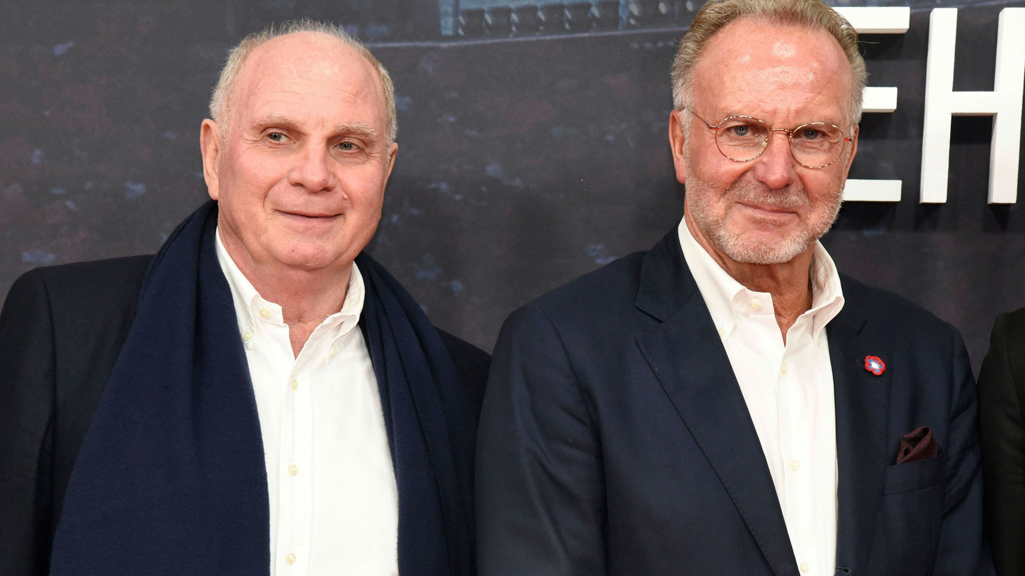 Uli Hoeneß steht neben Karl-Heinz Rummenigge.
