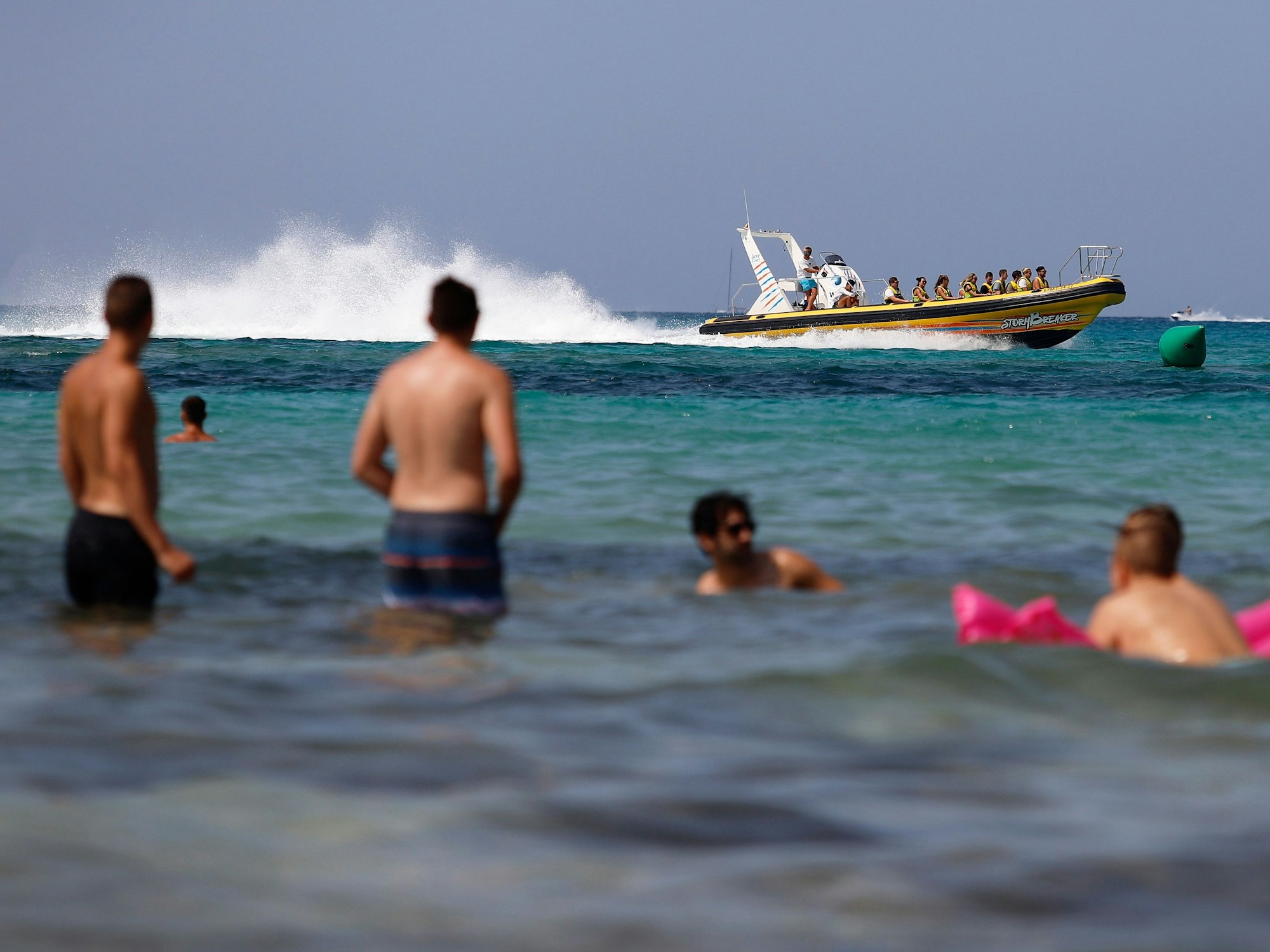 Badegäste im Meer vor Mallorca.