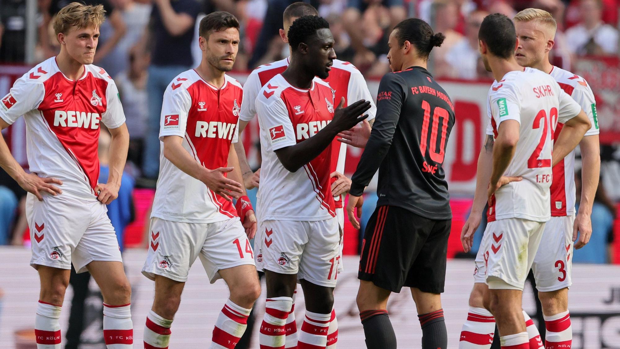 Kingsley Schindler gratuliert Leroy Sané zur Meisterschaft.
