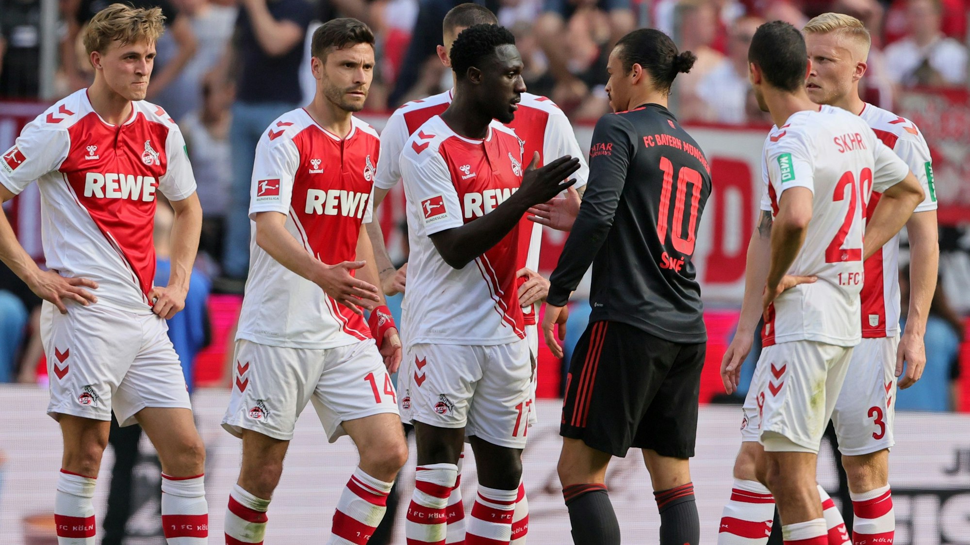 Kingsley Schindler gratuliert Leroy Sané zur Meisterschaft.