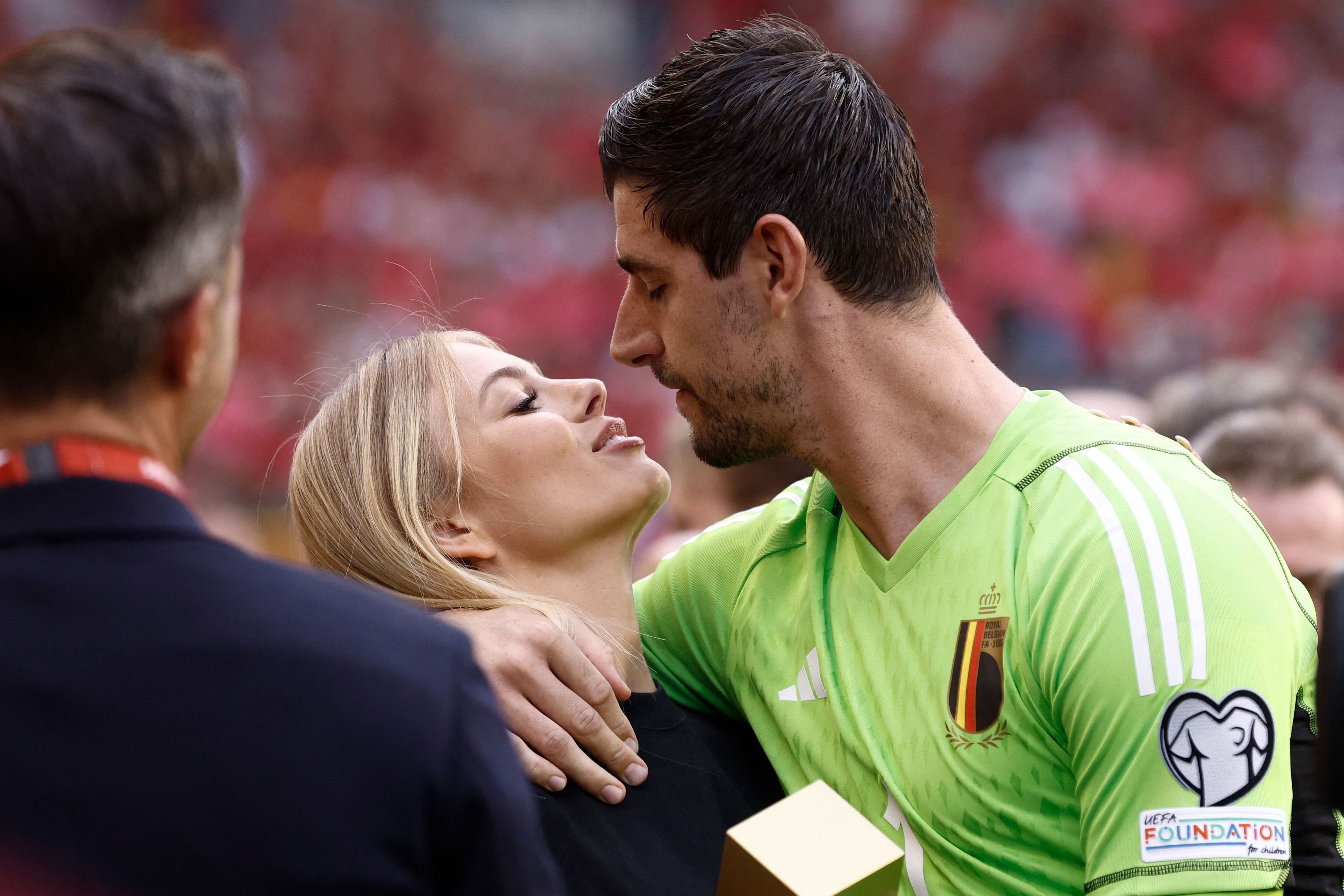 Thibaut Courtois wird von seiner Verlobten Mishel Gerzig zu seinem 100. Länderspiel beglückwünscht.