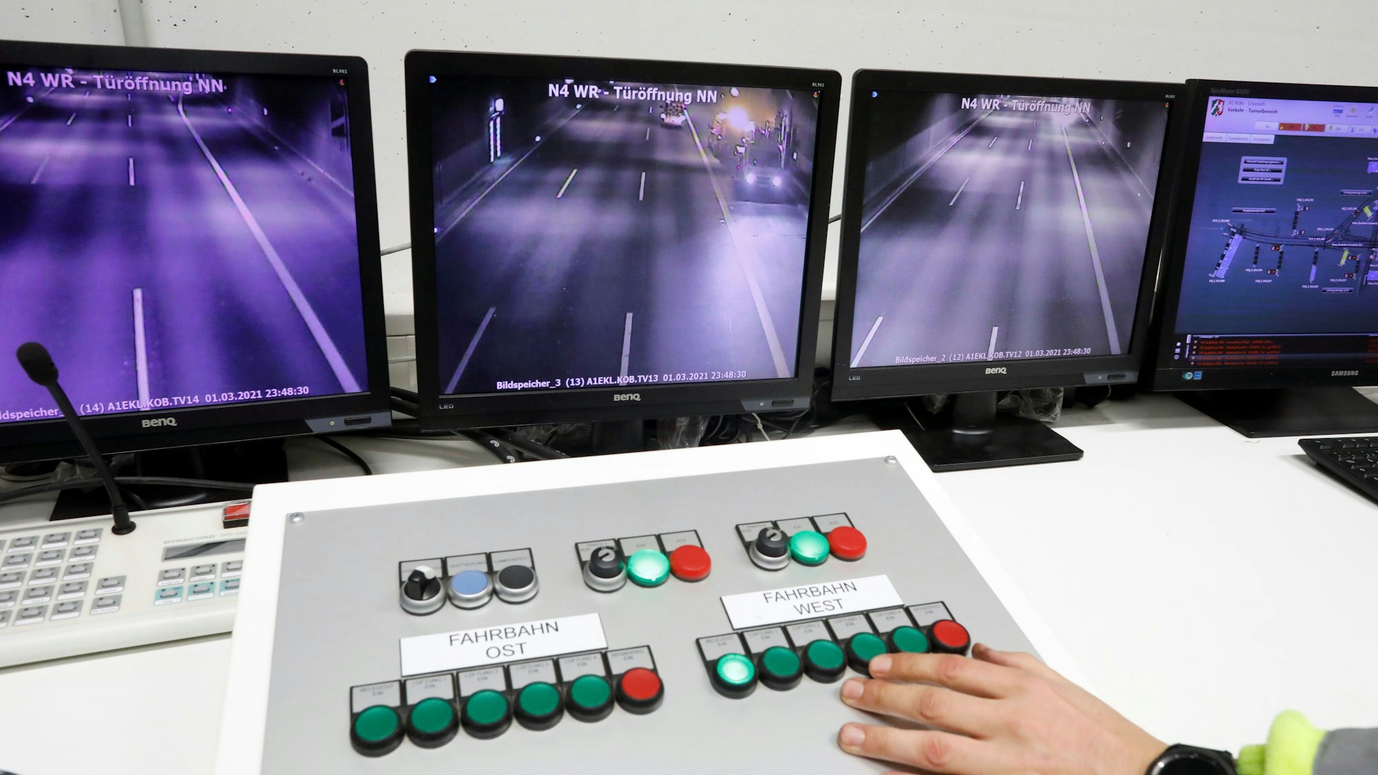 Bildschirme zeigen die Fahrbahn in der Tunnelröhre der A1 bei Lövenich.