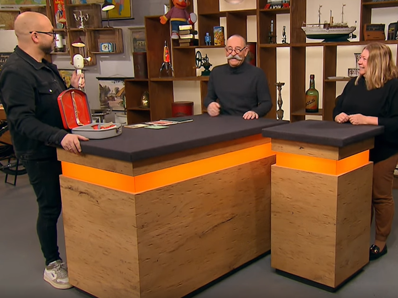 Experte Sven Deutschmanek (l.), Moderator Horst Lichter (m.) und Christina Mantek (r.), hier auf einem Screenshot der Sendung vom 20. Juni 2023, lachen über das Massage-Gerät.
