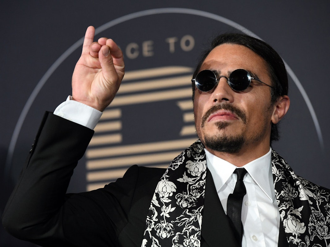 Nusret Gökçe zeigt seine typische Geste auf einem Event im November 2017 in Berlin.