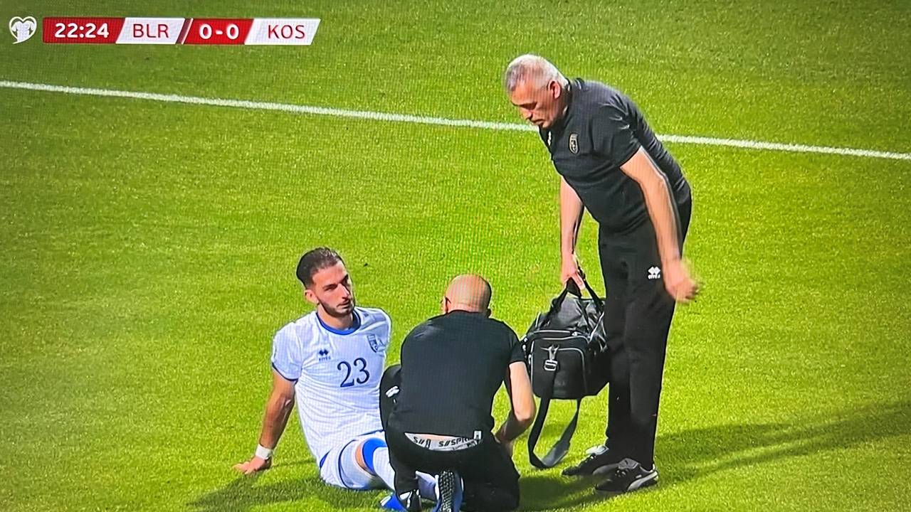 Leart Paqarada sitzt verletzt auf dem Rasen.