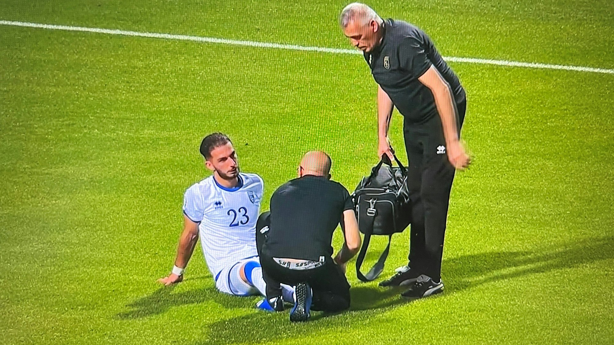 Leart Paqarada sitzt verletzt auf dem Rasen.