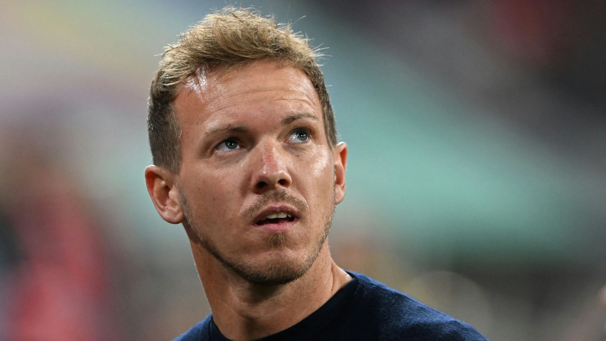 Julian Nagelsmann blickt sich im Stadion um.