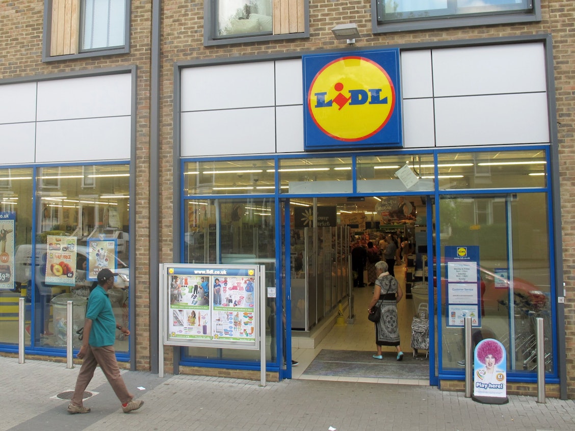 Ein Mann geht auf eine Lidl-Filiale zu.