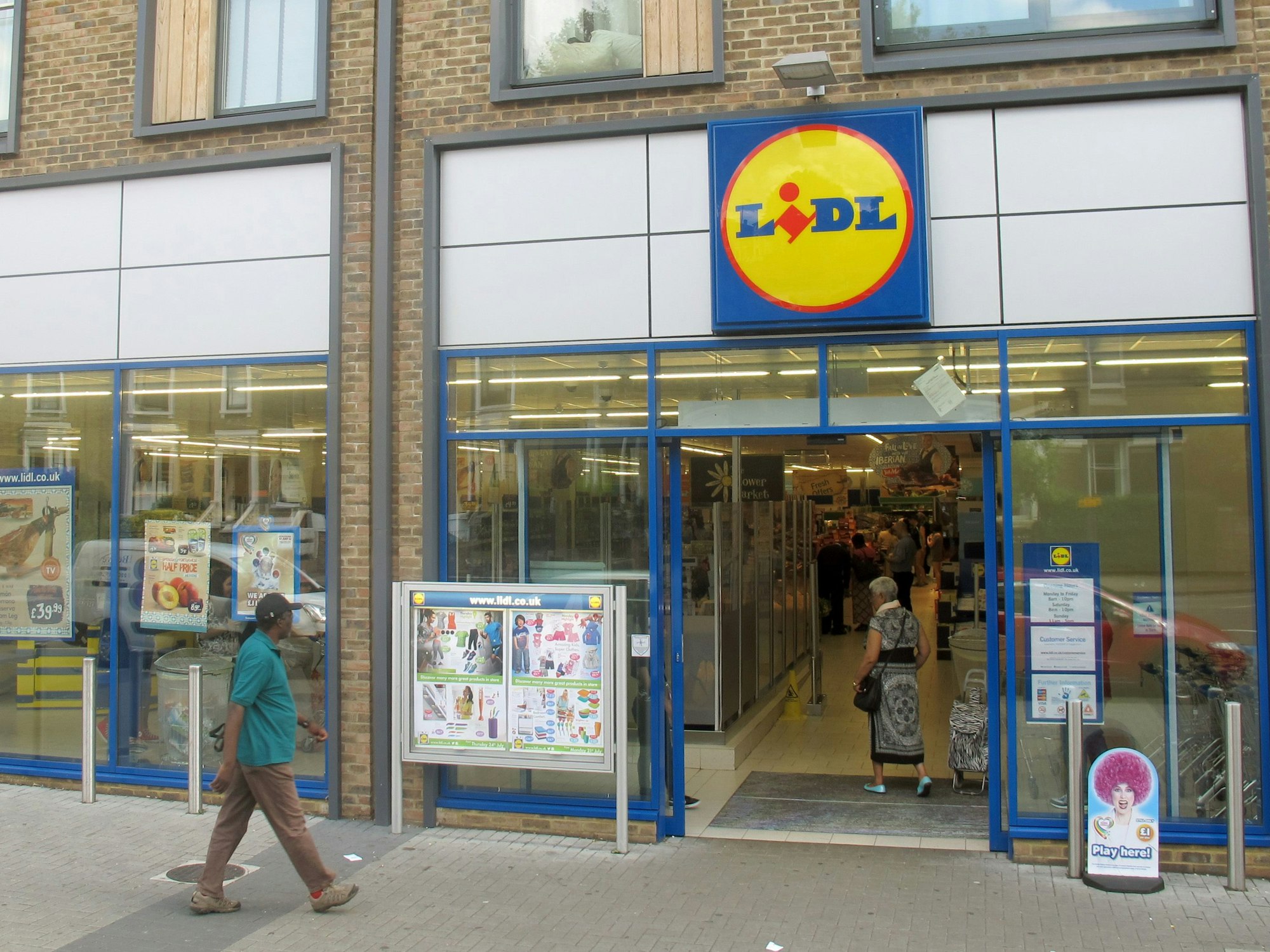 Ein Mann geht auf eine Lidl-Filiale zu.