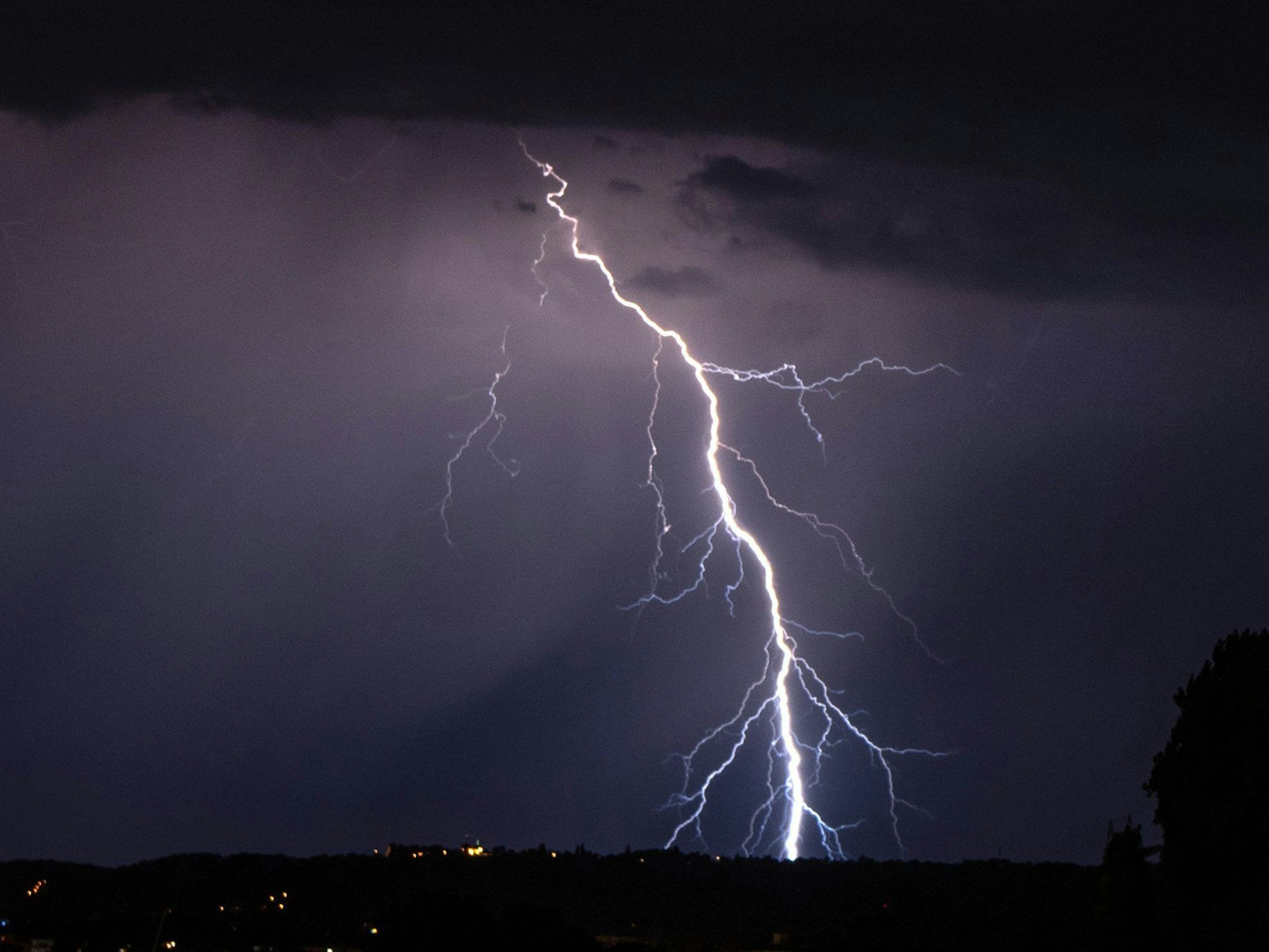 Blitze gehen während eines Gewitters nieder.